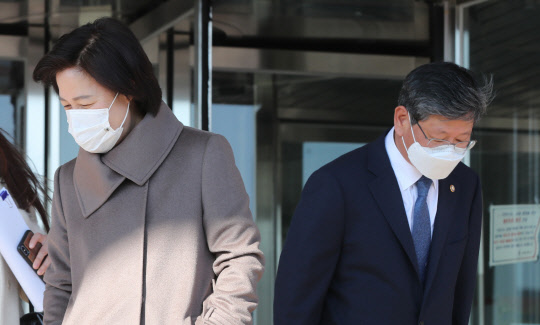 추미애 법무부 장관(왼쪽)과 이용구 신임 법무부 차관(오른쪽). 사진은 3일 정부과천청사 법무부 건물에서 나와 각자 차량으로 이동하는 모습. 사진 = 연합뉴스